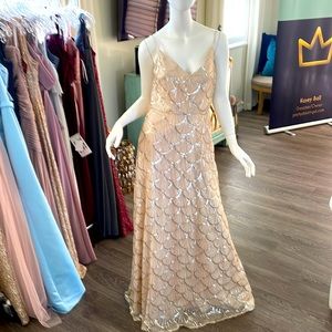 Figure flattering beautiful New floor length gold sequin gown